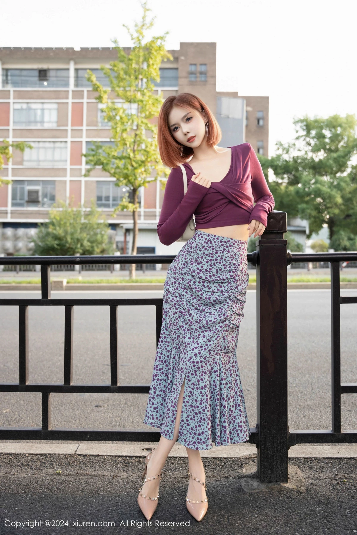 秀人集.com_[XiuRen秀人网]No.9445_模特白芷yy私房性感紫衣长裙露紫色内衣秀柔美身姿撩人诱惑写真54P