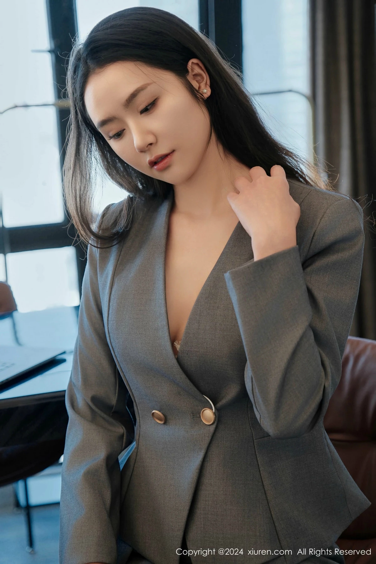 秀人集.com_[XiuRen秀人网]No.9444_模特方子萱灰色OL服饰露白色内衣配黑丝袜秀凹凸身材诱惑写真80P