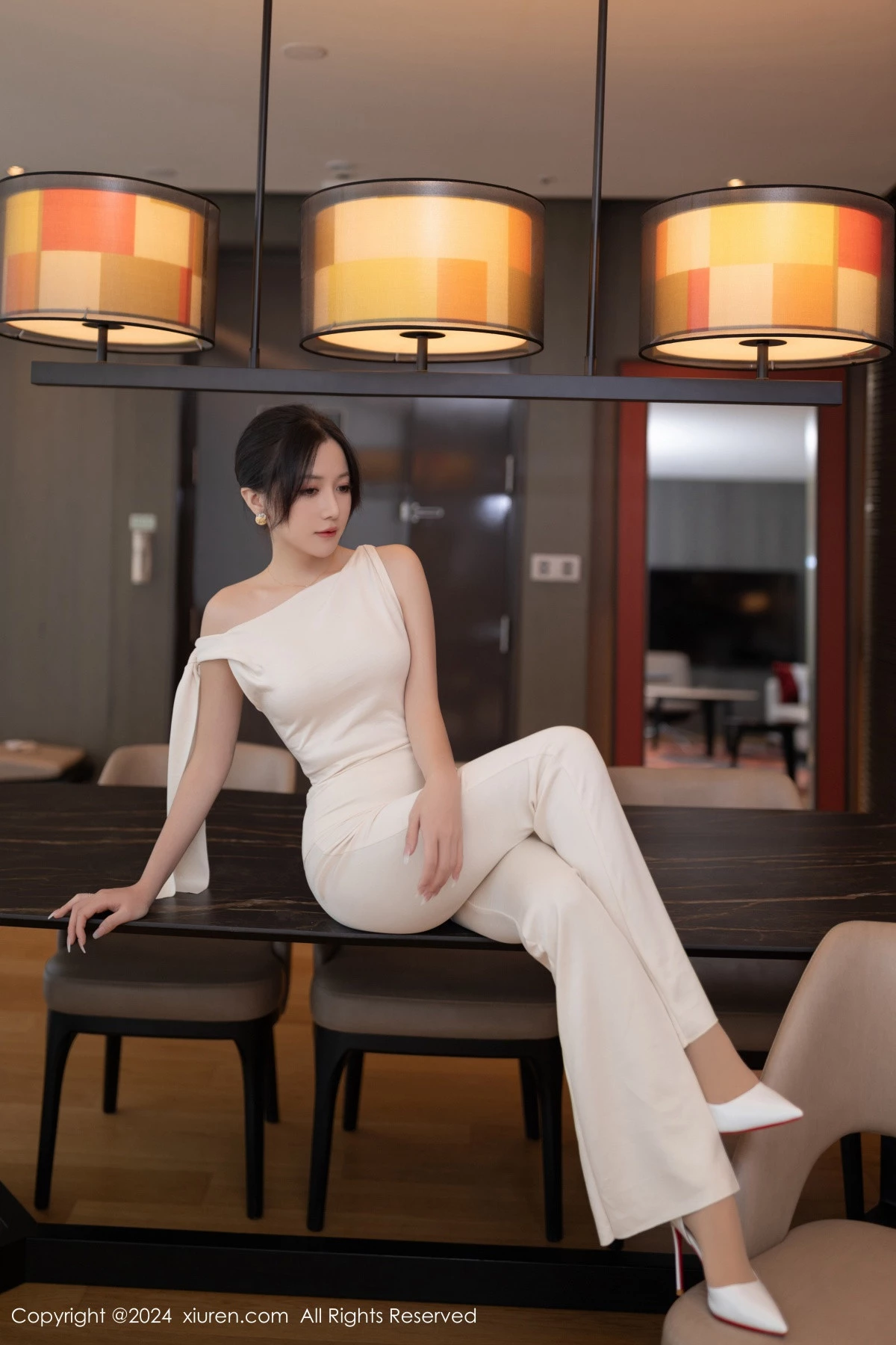 秀人集.com_[XiuRen秀人网]No.9457_模特鱼子酱Fish职场主题浅色服饰配超薄肉丝秀曼妙身姿诱惑写真80P