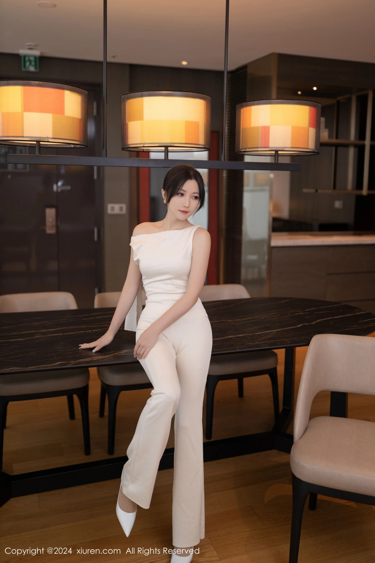 秀人集.com_[XiuRen秀人网]No.9457_模特鱼子酱Fish职场主题浅色服饰配超薄肉丝秀曼妙身姿诱惑写真80P