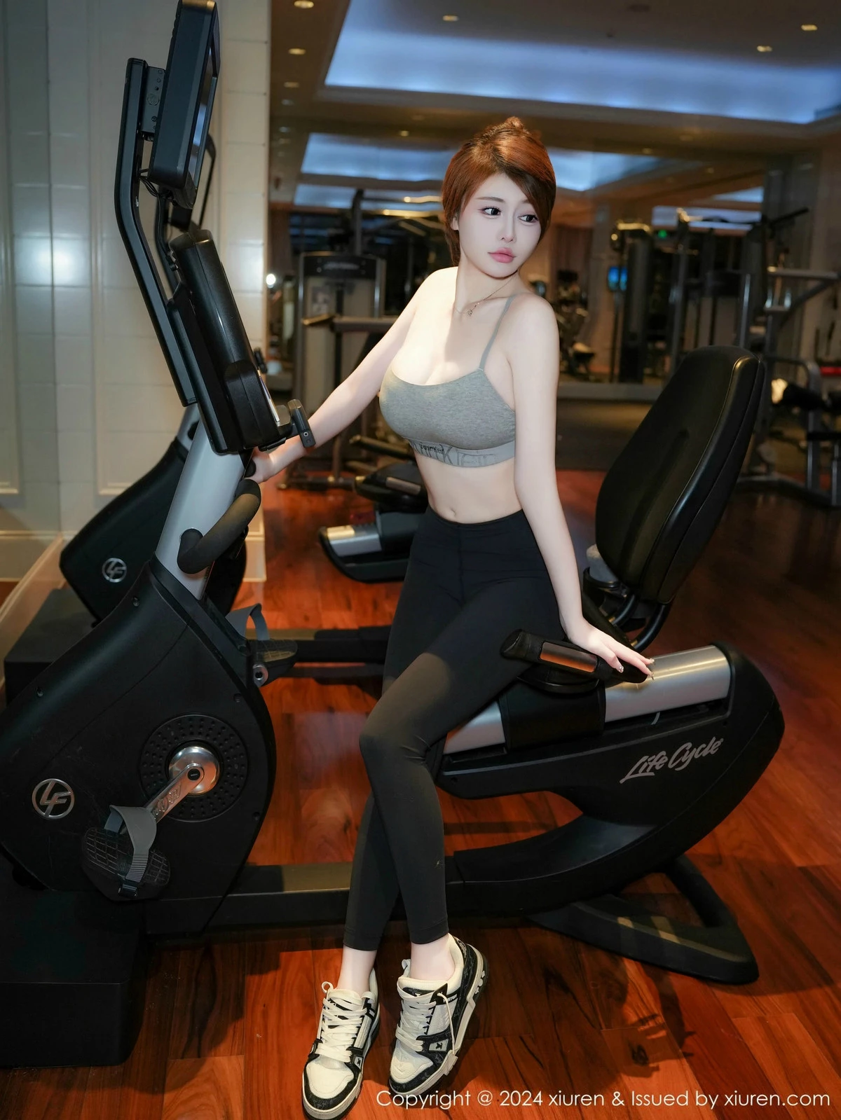 秀人集.com_[XiuRen秀人网]No.9452_模特甜妮性感短款浅灰色健身服紧身秀丰腴身材撩人诱惑写真71P