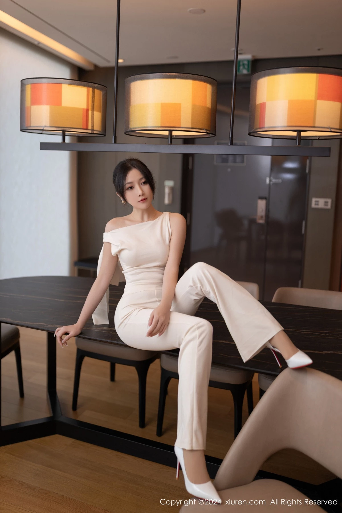 秀人集.com_[XiuRen秀人网]No.9457_模特鱼子酱Fish职场主题浅色服饰配超薄肉丝秀曼妙身姿诱惑写真80P