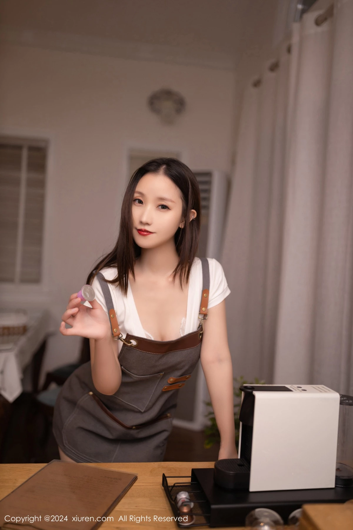 秀人集.com_[XiuRen秀人网]No.9335_模特杏子Yada咖啡师装扮性感V领T恤配肉丝袜秀曼妙身姿诱惑写真82P