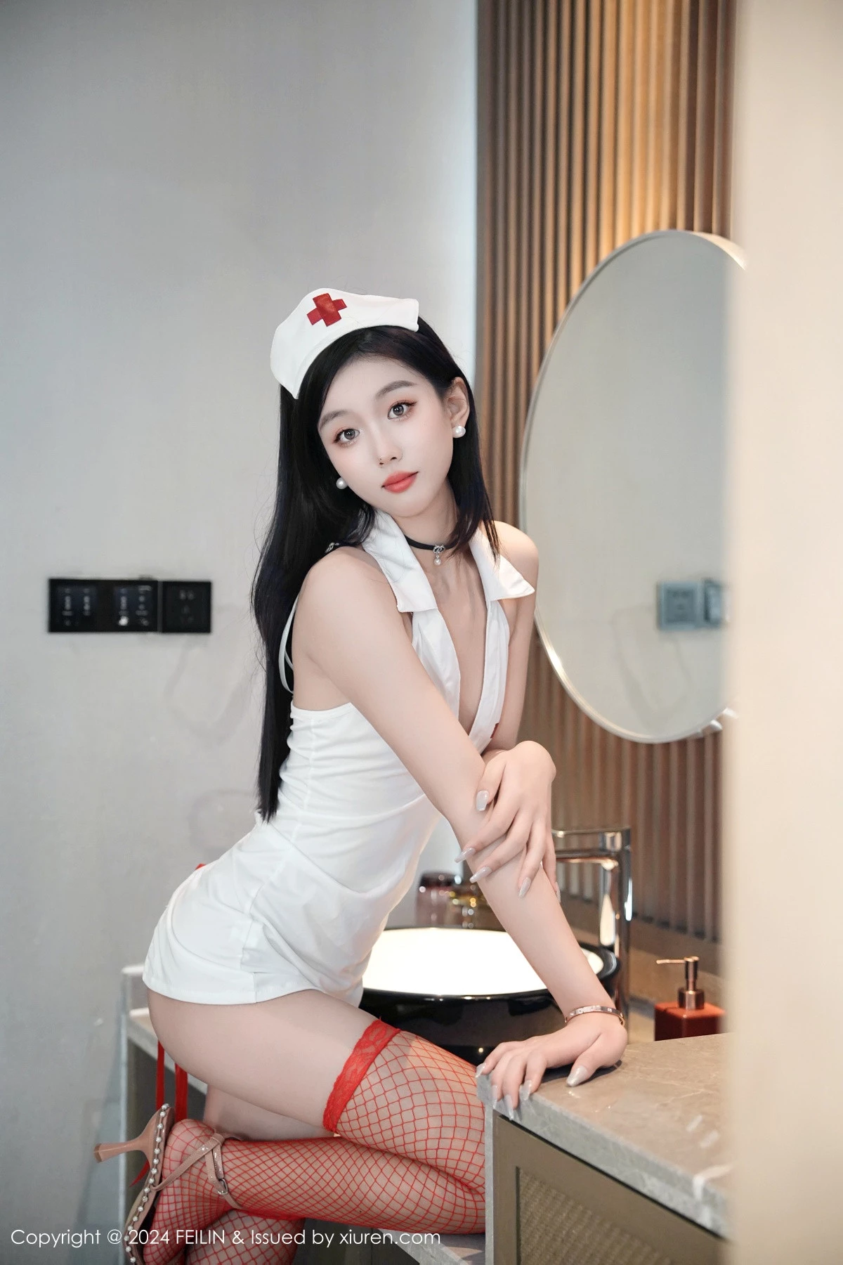 秀人集.com_[FeiLin嗲囡囡]VOL.476_模特江念鱼性感白色护士制服配红丝网袜秀曼妙身姿完美诱惑写真69P