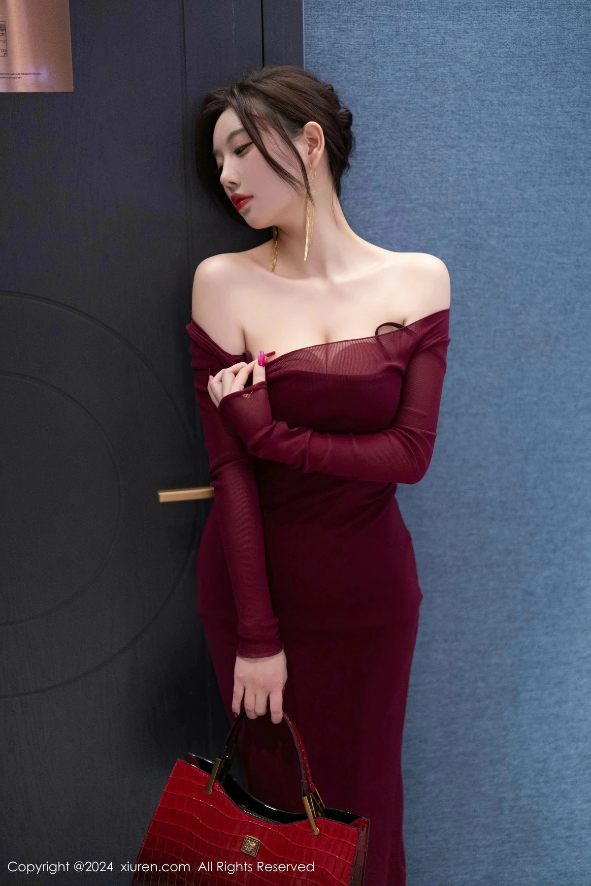 秀人集.com_[XiuRen秀人网]No.9348_女神杨晨晨Yome性感红色连衣裙配超薄肉丝秀丰腴身材诱惑写真82P