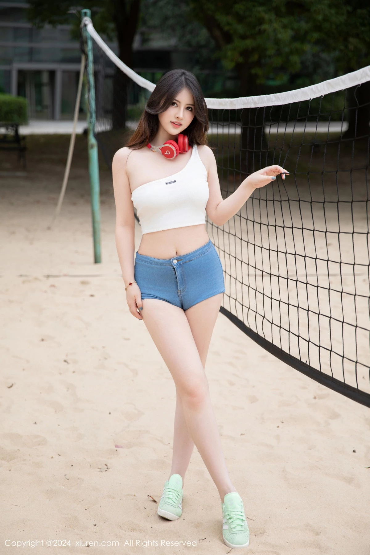 秀人集.com_[XiuRen秀人网]No.9354_模特诗诗kiki性感白色抹胸服饰配超短牛仔裤秀丰腴身姿诱惑写真81P