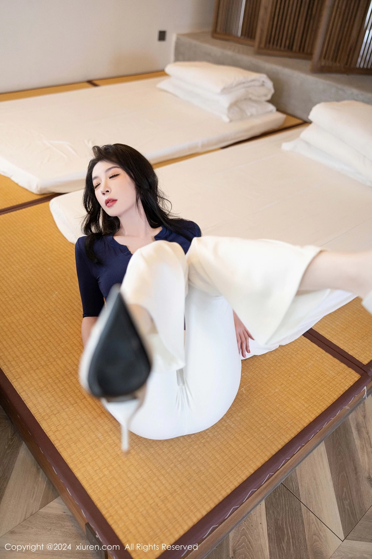 秀人集.com_[XiuRen秀人网]No.9355_模特梦心玥性感深蓝V领露蓝色蕾丝内衣秀高挑曼妙身姿诱惑写真83P