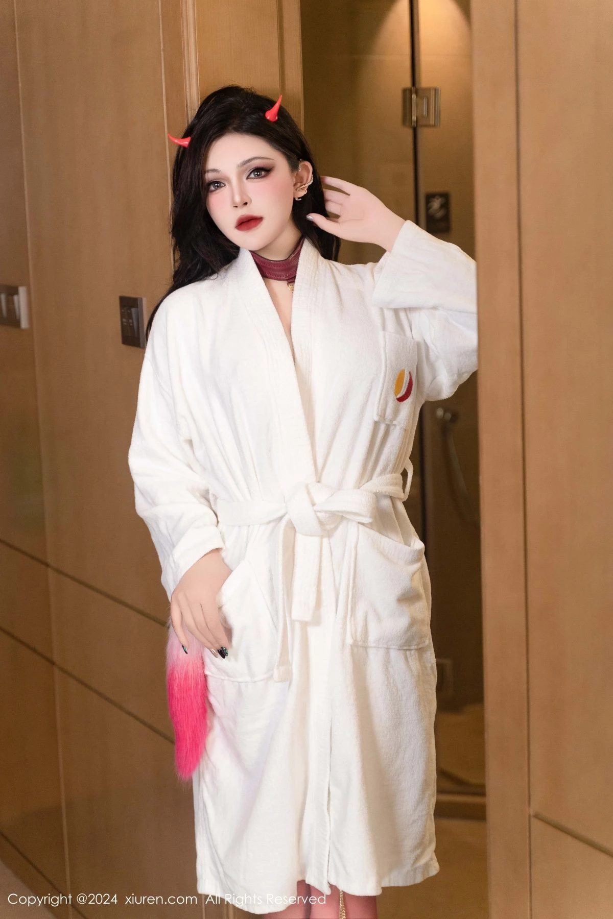 秀人集.com_[XiuRen秀人网]No.9352_模特伊丽莎有点白性感白色睡袍露情趣内衣秀丰满身材诱惑写真93P