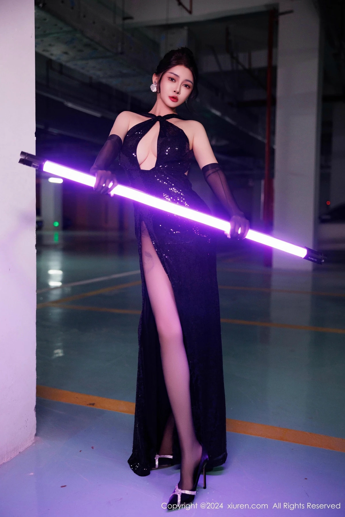 秀人集.com_[XiuRen秀人网]No.9512_模特凯竹Quinn性感黑色连衣裙配黑丝袜秀丰腴身材撩人诱惑写真82P