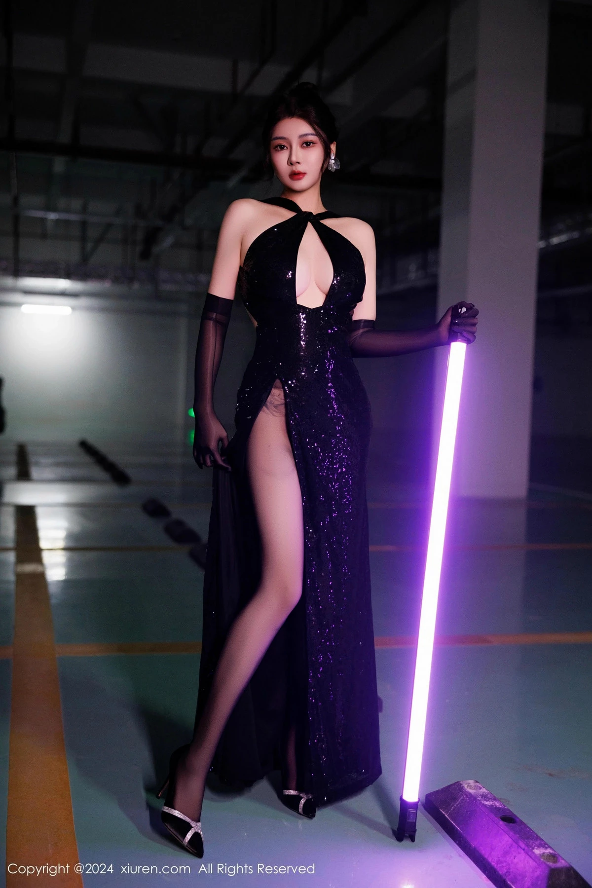 秀人集.com_[XiuRen秀人网]No.9512_模特凯竹Quinn性感黑色连衣裙配黑丝袜秀丰腴身材撩人诱惑写真82P