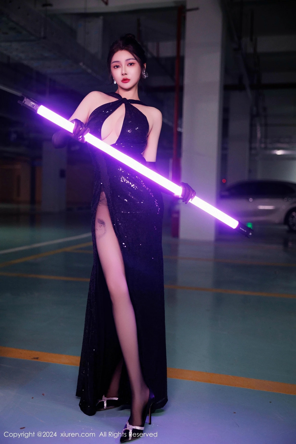 秀人集.com_[XiuRen秀人网]No.9512_模特凯竹Quinn性感黑色连衣裙配黑丝袜秀丰腴身材撩人诱惑写真82P