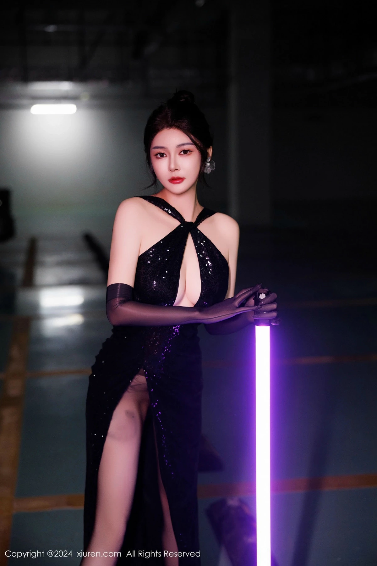 秀人集.com_[XiuRen秀人网]No.9512_模特凯竹Quinn性感黑色连衣裙配黑丝袜秀丰腴身材撩人诱惑写真82P