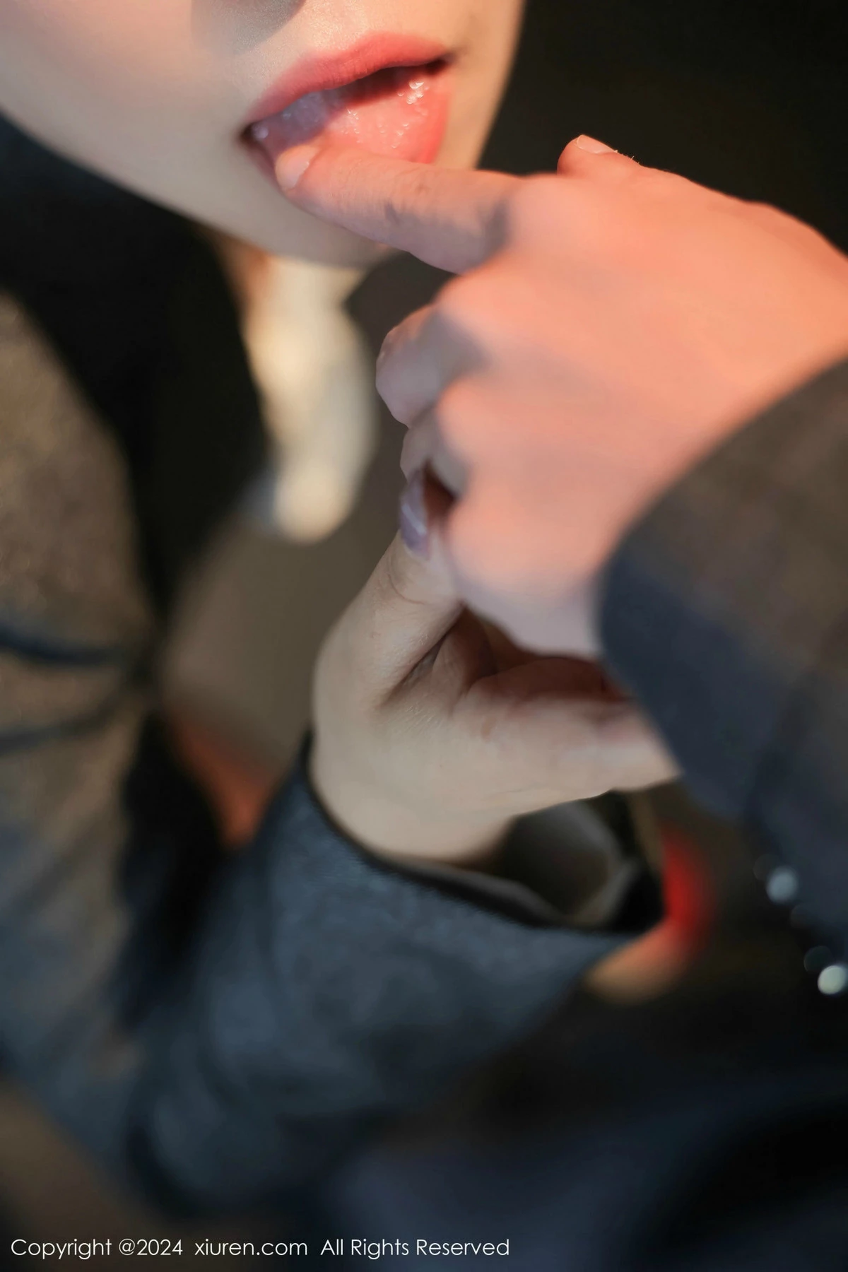 秀人集.com_[XiuRen秀人网]No.9515_模特麦田灰色OL职业装露白色上衣配黑丝袜秀曼妙身姿诱惑写真82P