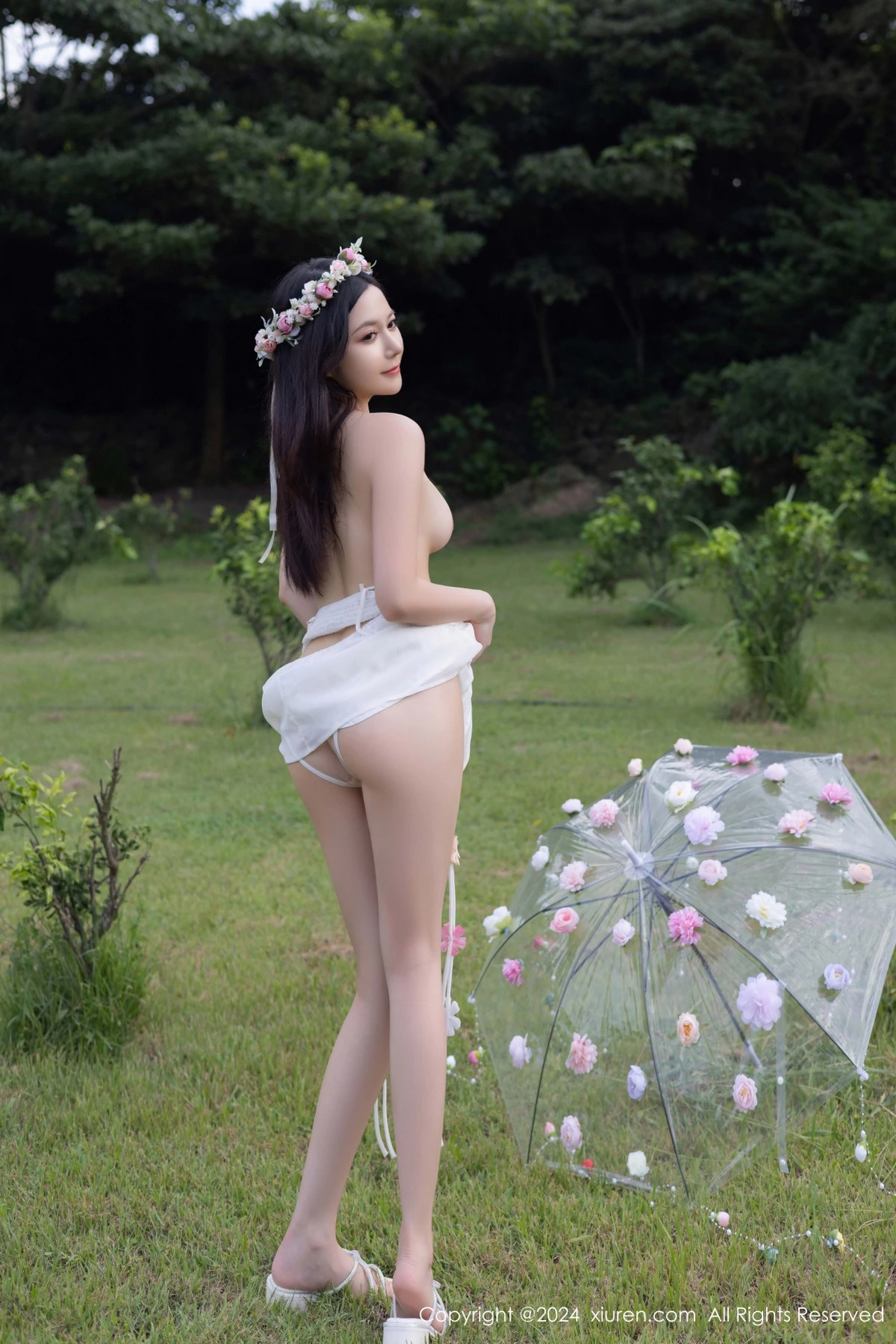 秀人集.com_[XiuRen秀人网]No.9531_模特鱼子酱Fish花朵主题白色吊带配原色丝袜秀曼妙身姿诱惑写真80P