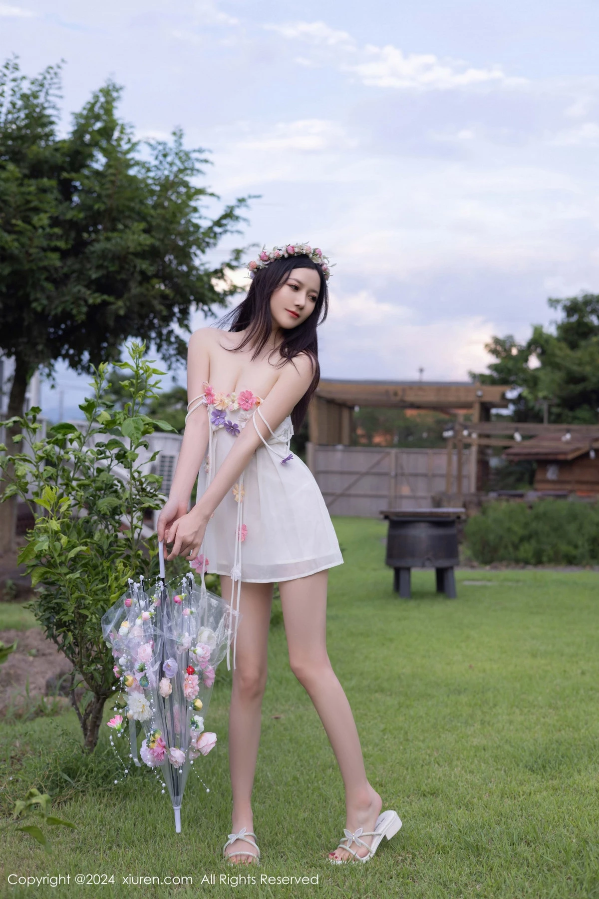 秀人集.com_[XiuRen秀人网]No.9531_模特鱼子酱Fish花朵主题白色吊带配原色丝袜秀曼妙身姿诱惑写真80P