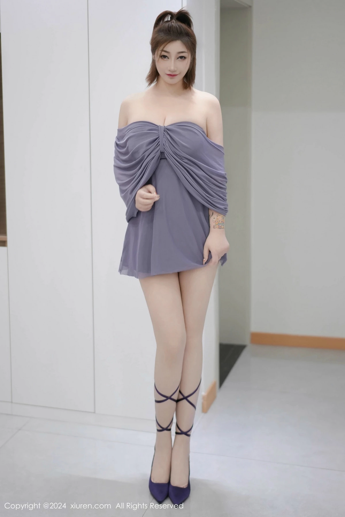 秀人集.com_[XiuRen秀人网]No.9525_女神妲己_Toxic性感灰色连衣裙露白色珍珠内衣秀丰腴身材诱惑写真70P