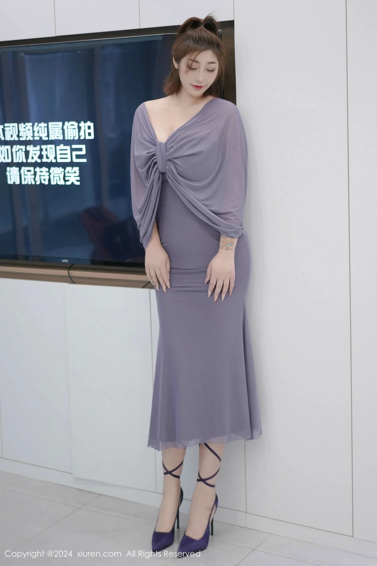 秀人集.com_[XiuRen秀人网]No.9525_女神妲己_Toxic性感灰色连衣裙露白色珍珠内衣秀丰腴身材诱惑写真70P