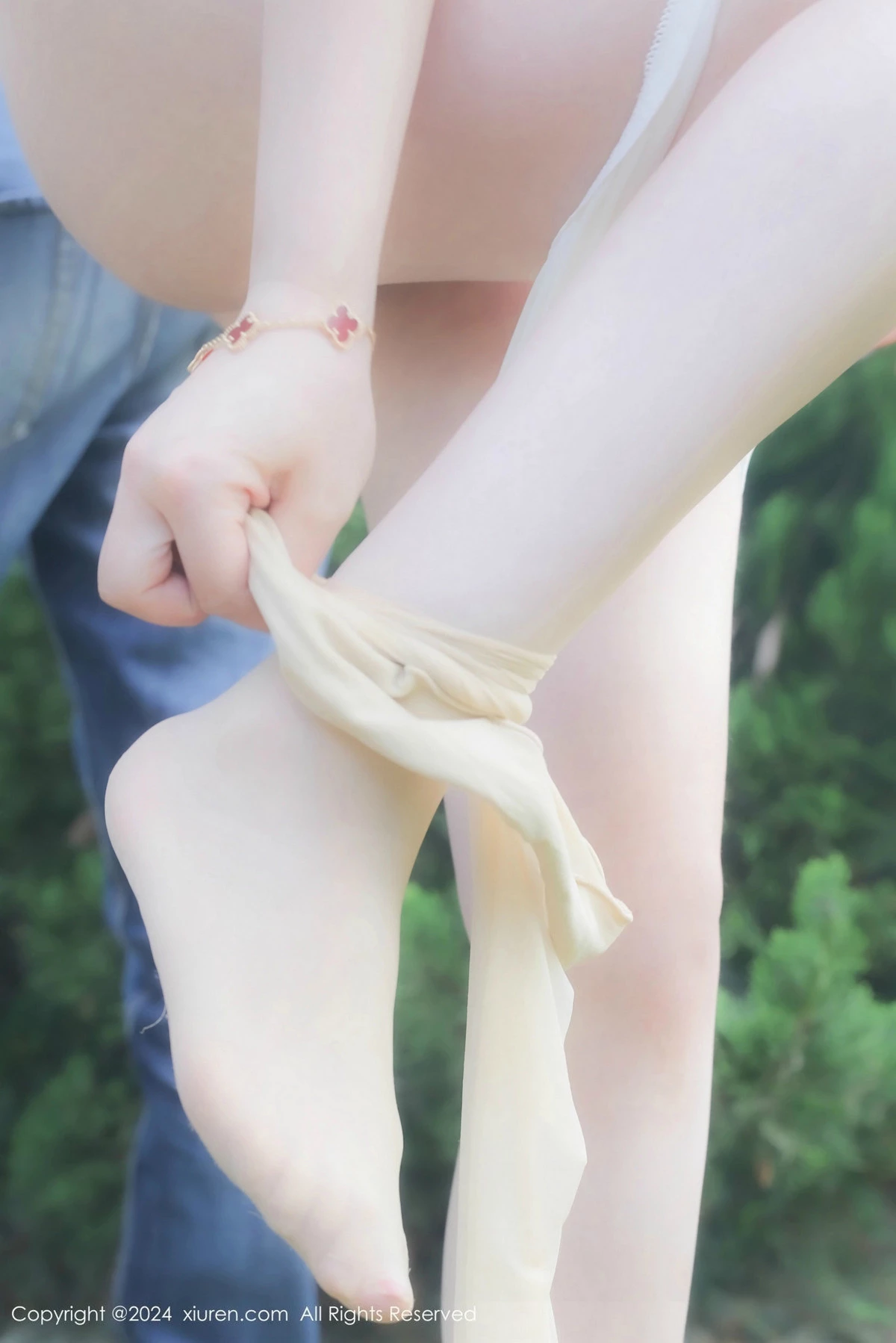 秀人集.com_[XiuRen秀人网]No.9527_模特诗诗kiki公园场景性感粉色护士服配肉丝袜秀丰腴身材诱惑写真78P