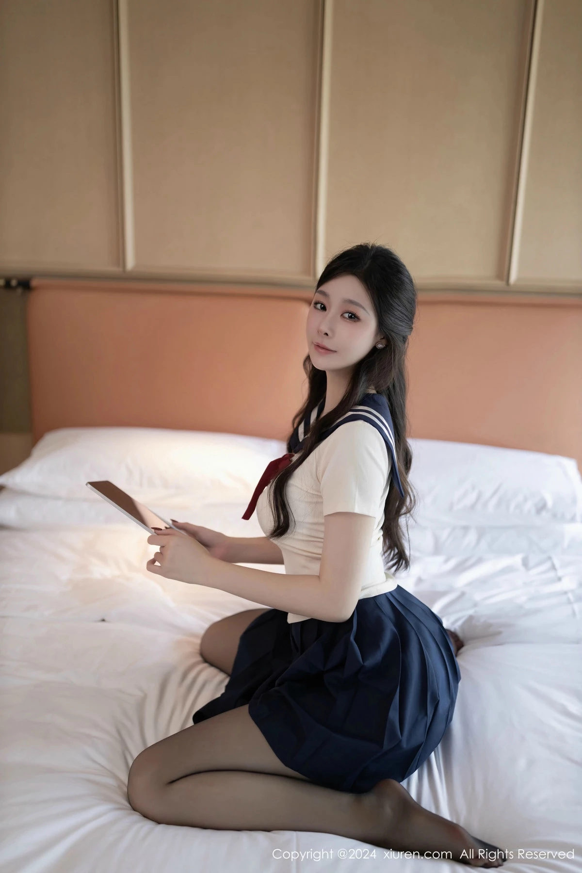 秀人集.com_[XiuRen秀人网]No.9530_模特小逗逗性感JK制服露白色内衣配超薄黑丝秀曼妙身姿诱惑写真80P