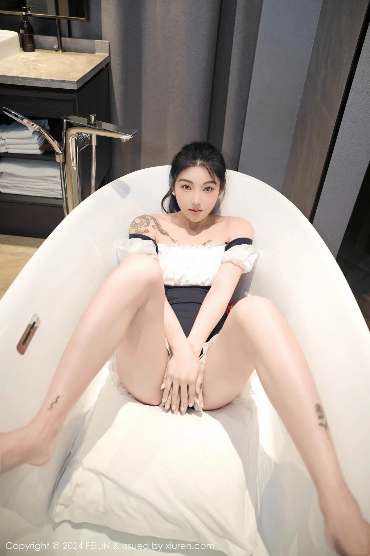 秀人集.com_[FeiLin嗲囡囡]VOL.491_模特希恬儿私房浴室性感拼色连衣短裙秀翘臀美腿撩人诱惑写真60P
