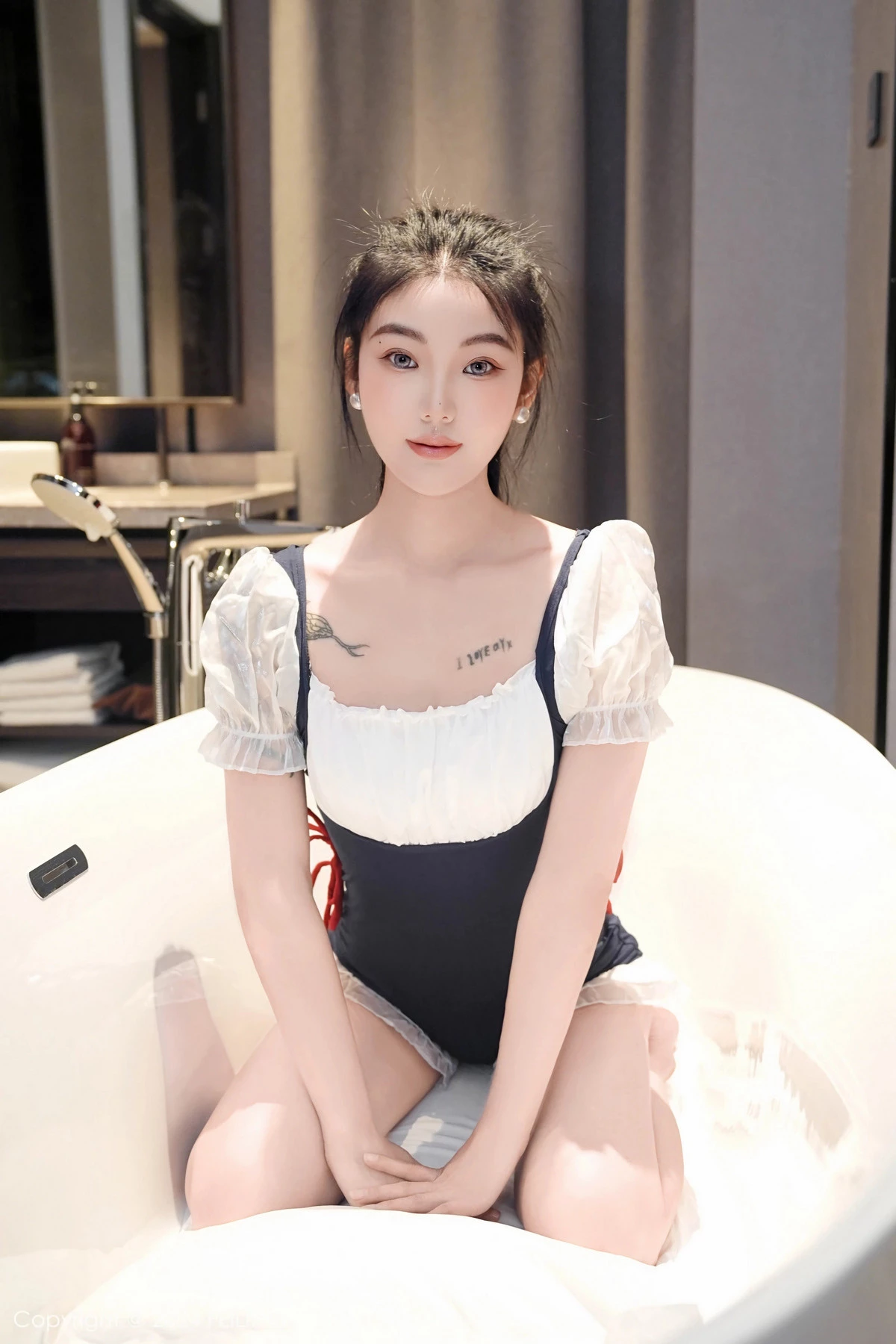 秀人集.com_[FeiLin嗲囡囡]VOL.491_模特希恬儿私房浴室性感拼色连衣短裙秀翘臀美腿撩人诱惑写真60P