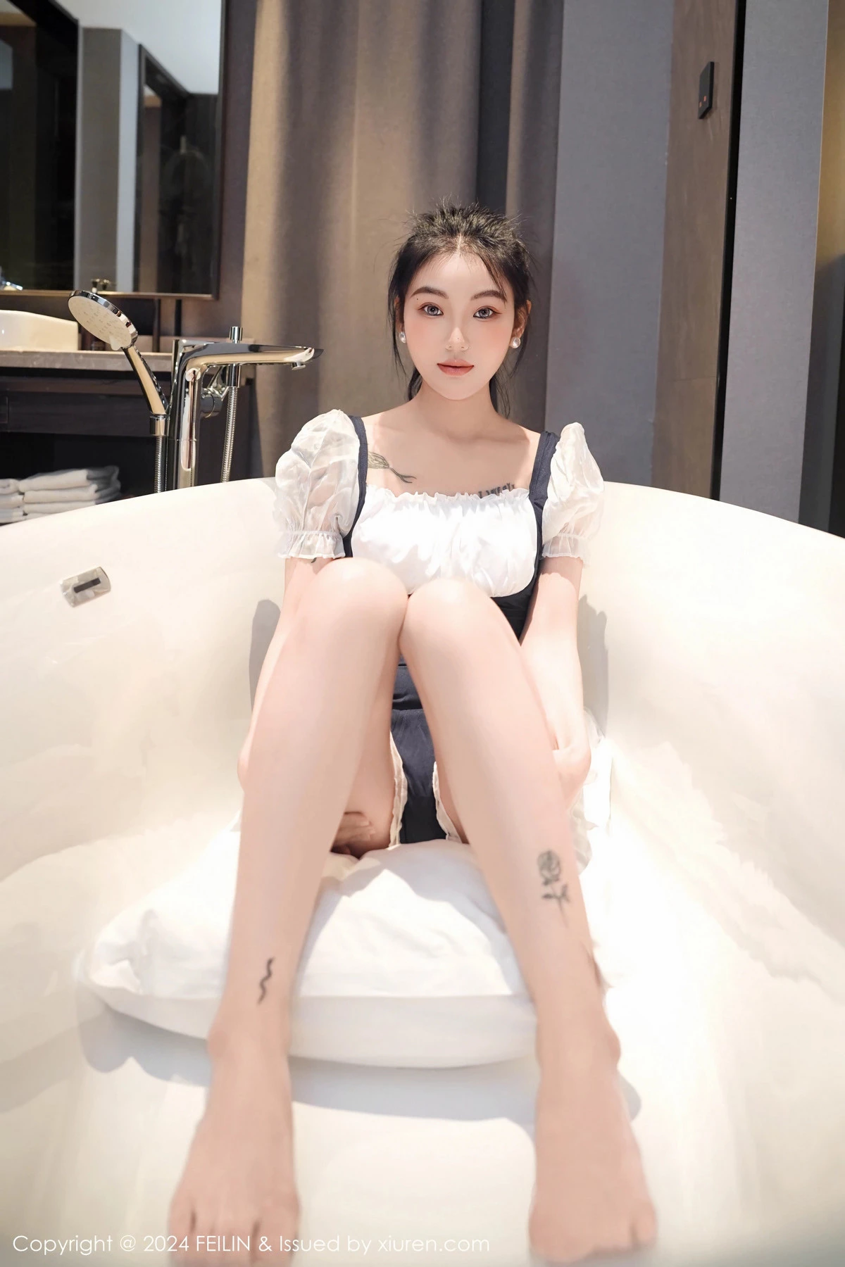 秀人集.com_[FeiLin嗲囡囡]VOL.491_模特希恬儿私房浴室性感拼色连衣短裙秀翘臀美腿撩人诱惑写真60P