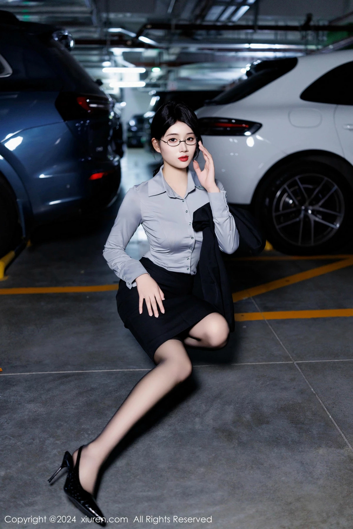 秀人集.com_[XiuRen秀人网]No.9567_新人模特南乔灰色OL服饰露性感内衣配黑丝吊袜秀美腿诱惑写真90P