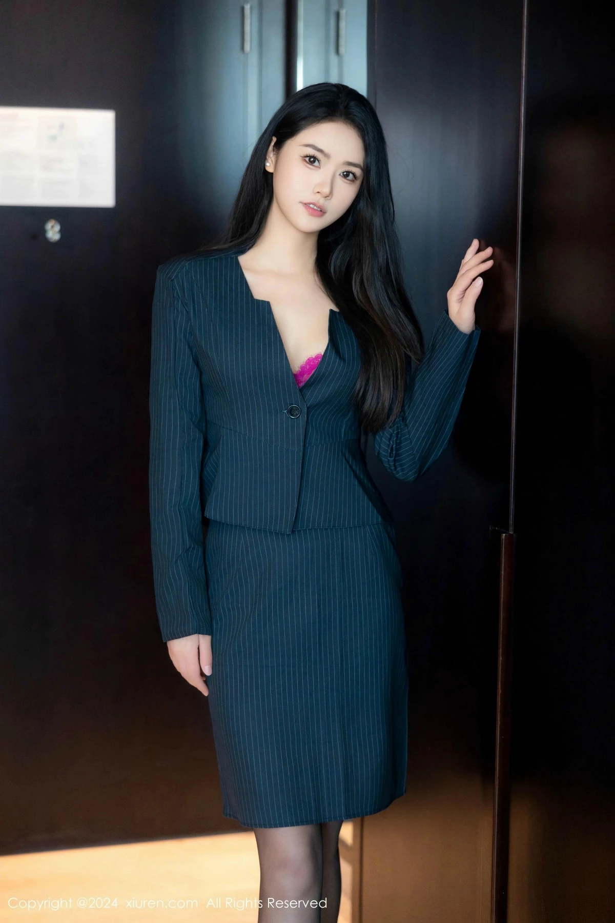 秀人集.com_[XiuRen秀人网]No.9576_模特方子萱黑色OL服饰露红色内衣配黑丝吊袜秀凹凸身材诱惑写真85P