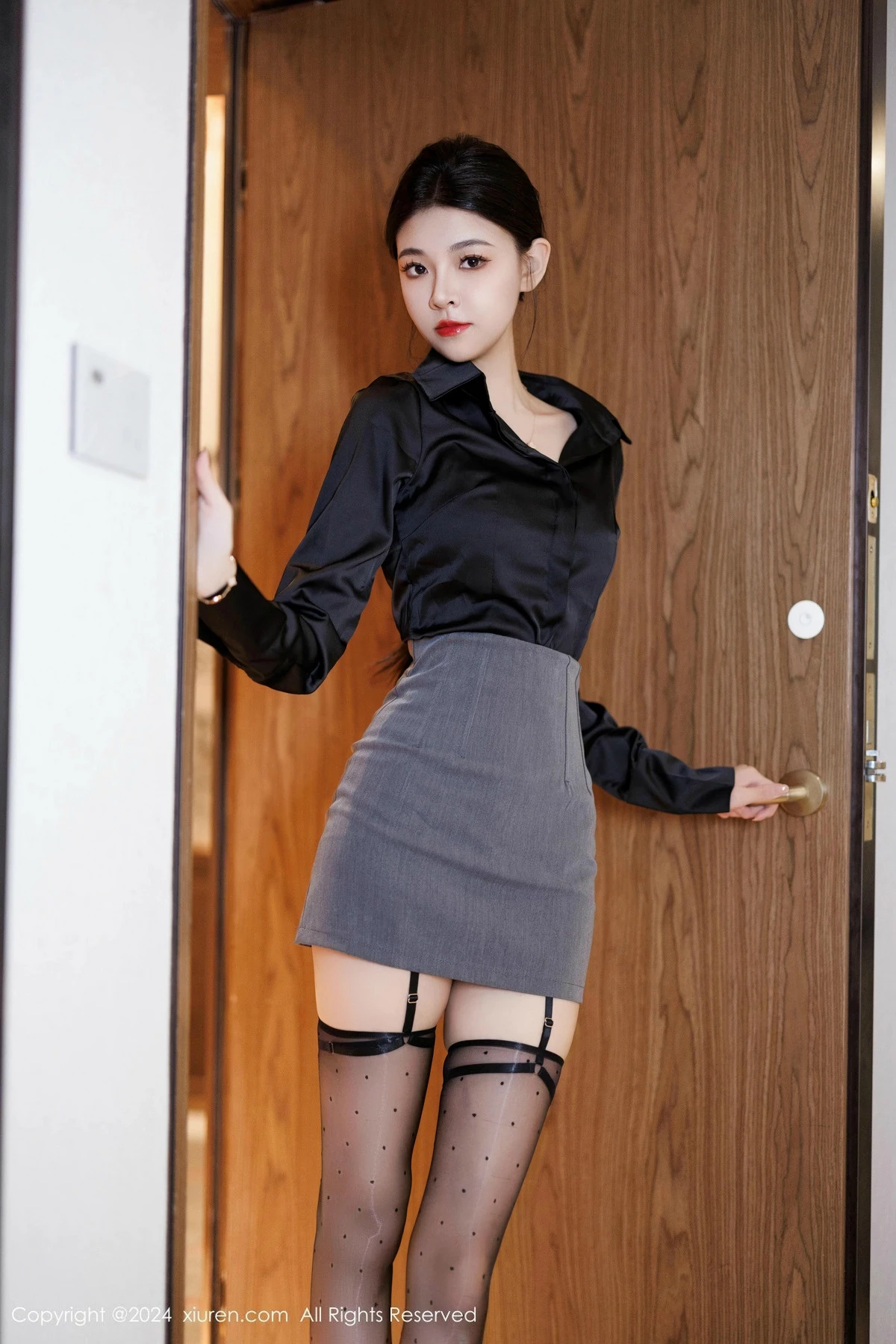 秀人集.com_[XiuRen秀人网]No.9604_模特初梦瑶性感OL服饰露黑色内衣配黑丝吊袜秀美腿极致魅惑写真90P