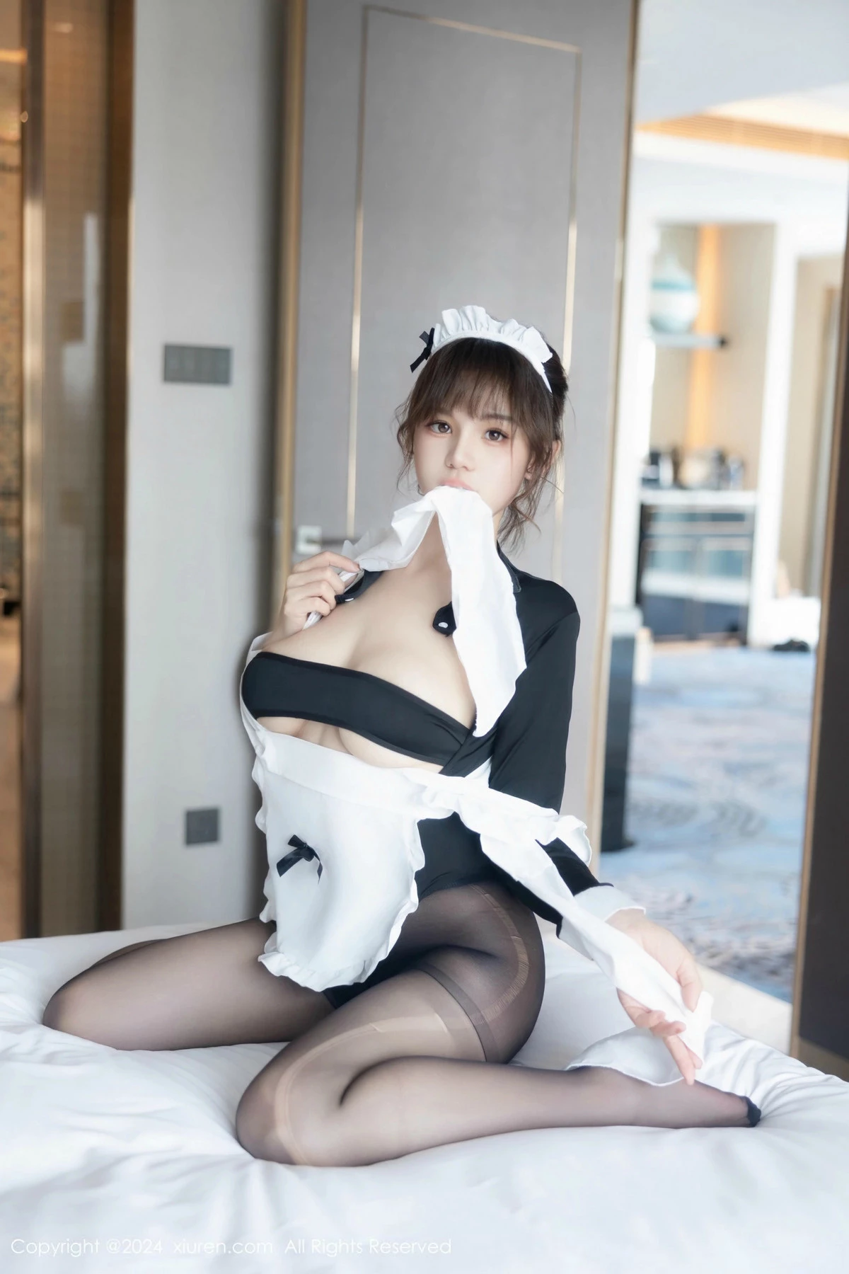 秀人集.com_[XiuRen秀人网]No.9476_新人模特香澄在东京性感黑色女仆装配超薄黑丝秀丰腴身材诱惑写真54P