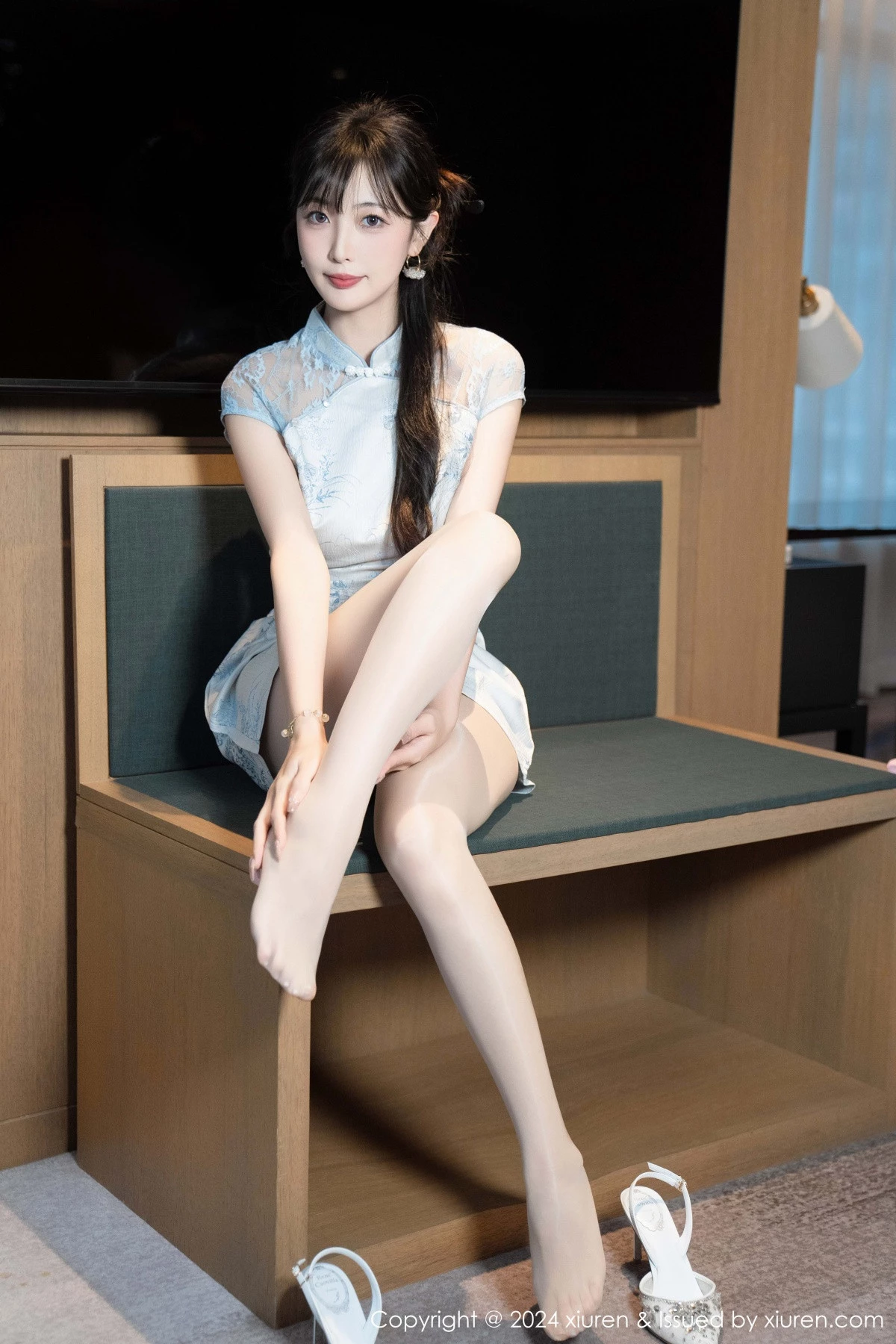 秀人集.com_[XiuRen秀人网]No.9487_模特林星阑性感浅色短旗袍露白色内衣配超薄肉丝秀美腿诱惑写真82P