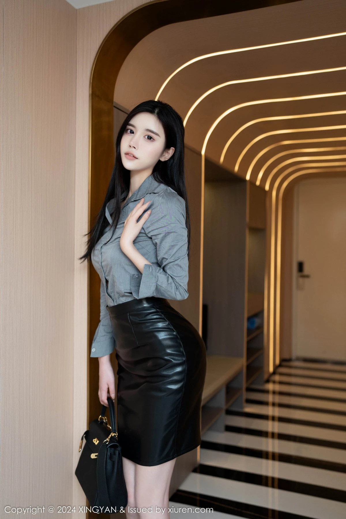 秀人集.com_[XINGYAN星颜社]VOL.287_模特Erikaki性感灰色上衣配黑短裙露黑色内衣秀曼妙身姿迷人写真84P