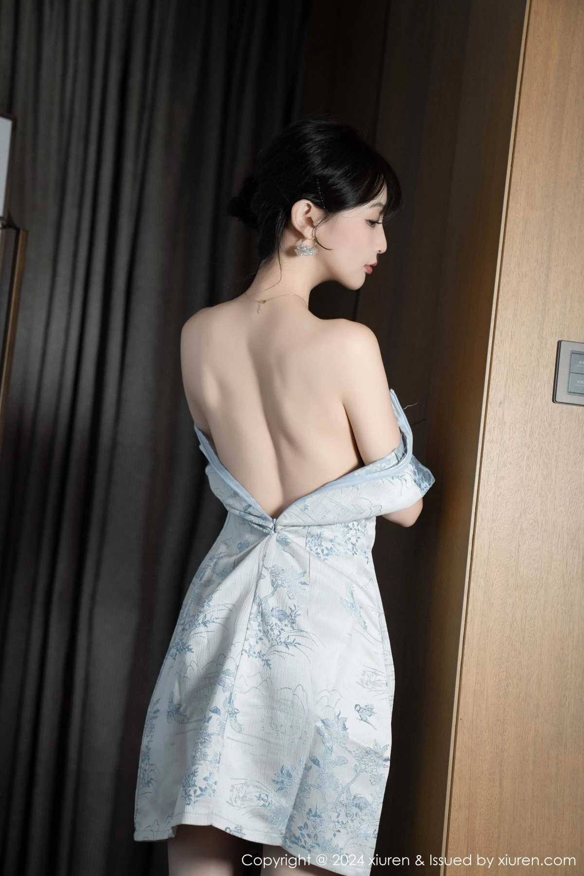 秀人集.com_[XiuRen秀人网]No.9487_模特林星阑性感浅色短旗袍露白色内衣配超薄肉丝秀美腿诱惑写真82P