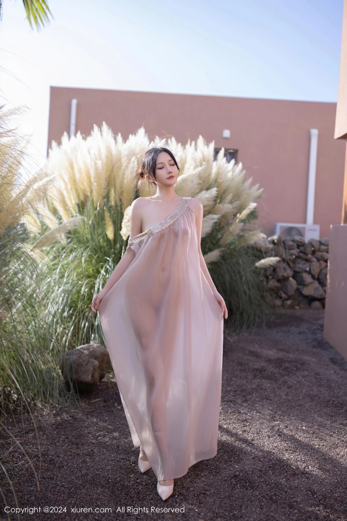 秀人集.com_[XiuRen秀人网]No.9492_模特鱼子酱Fish芦苇场景性感紫色轻透连衣裙秀惹火身材诱惑写真80P