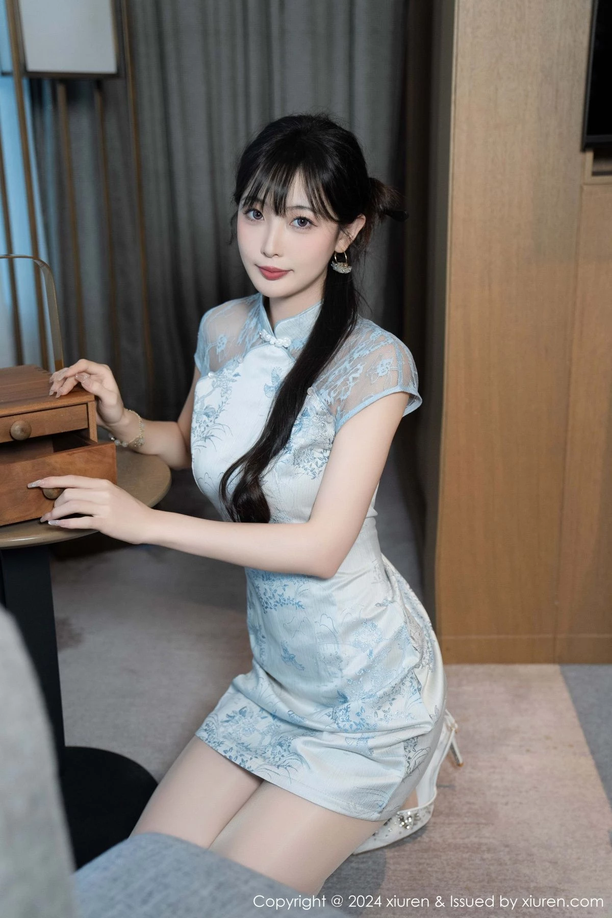秀人集.com_[XiuRen秀人网]No.9487_模特林星阑性感浅色短旗袍露白色内衣配超薄肉丝秀美腿诱惑写真82P