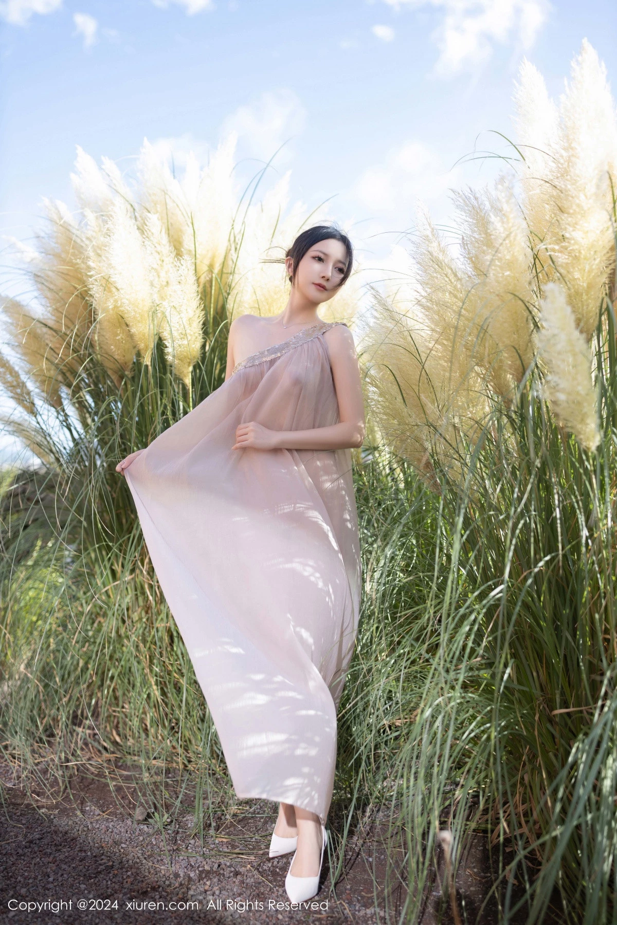 秀人集.com_[XiuRen秀人网]No.9492_模特鱼子酱Fish芦苇场景性感紫色轻透连衣裙秀惹火身材诱惑写真80P