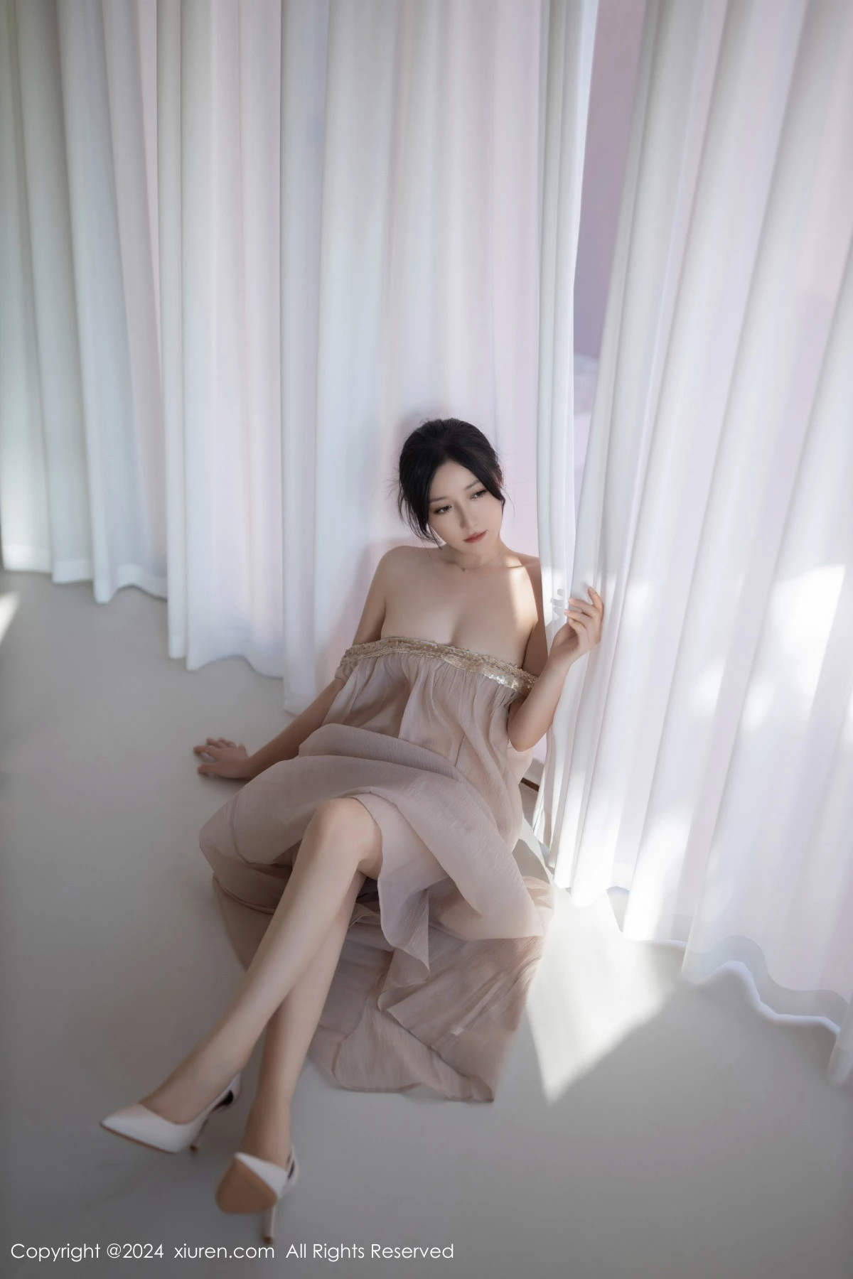 秀人集.com_[XiuRen秀人网]No.9492_模特鱼子酱Fish芦苇场景性感紫色轻透连衣裙秀惹火身材诱惑写真80P