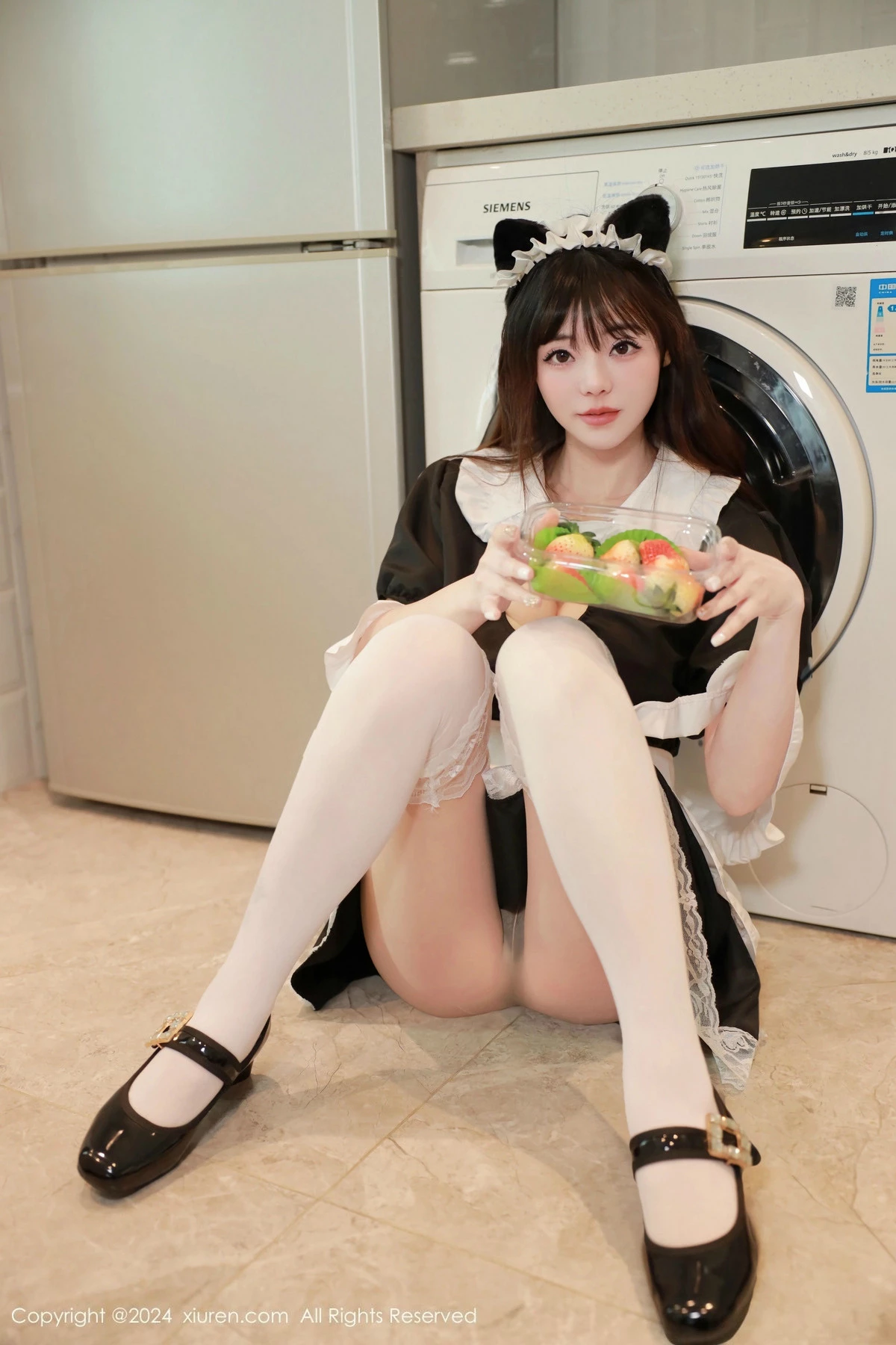 秀人集.com_[XiuRen秀人网]No.9686_模特佘贝拉Bella性感黑白女仆装配白色丝袜秀完美身材诱惑写真82P