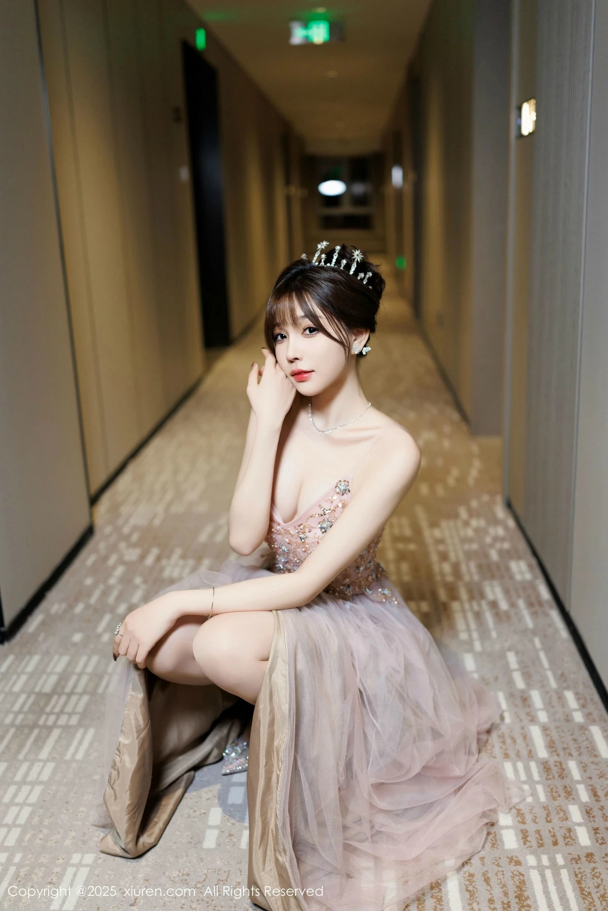 秀人集.com_[XiuRen秀人网]No.9699_女神徐莉芝Booty性感碎花连衣裙配超薄肉丝秀完美身材诱惑写真100P