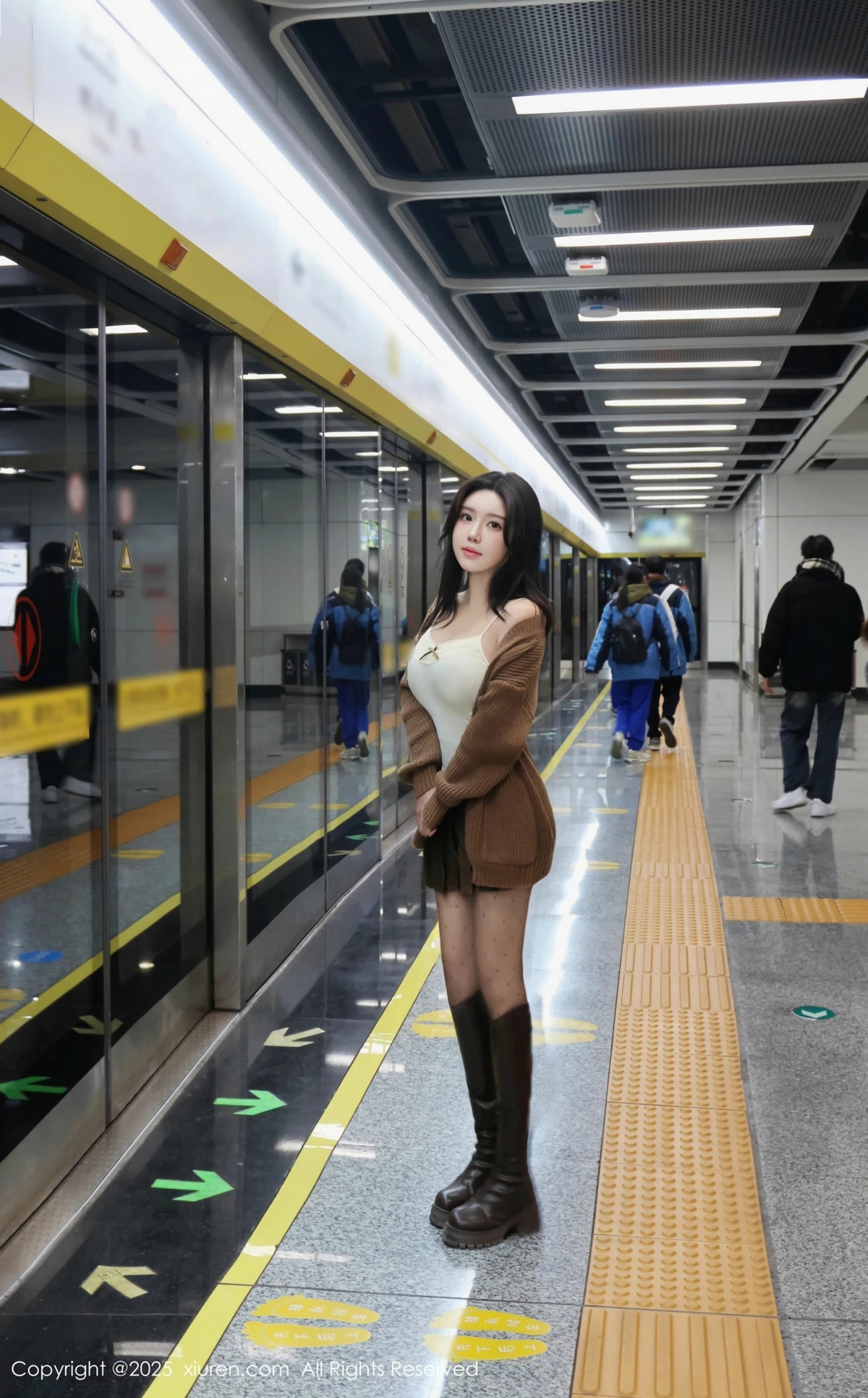 秀人集.com_[XiuRen秀人网]No.9708_模特小薯条nienie深色短裙配白色吊带露超薄黑丝秀美腿诱惑写真72P