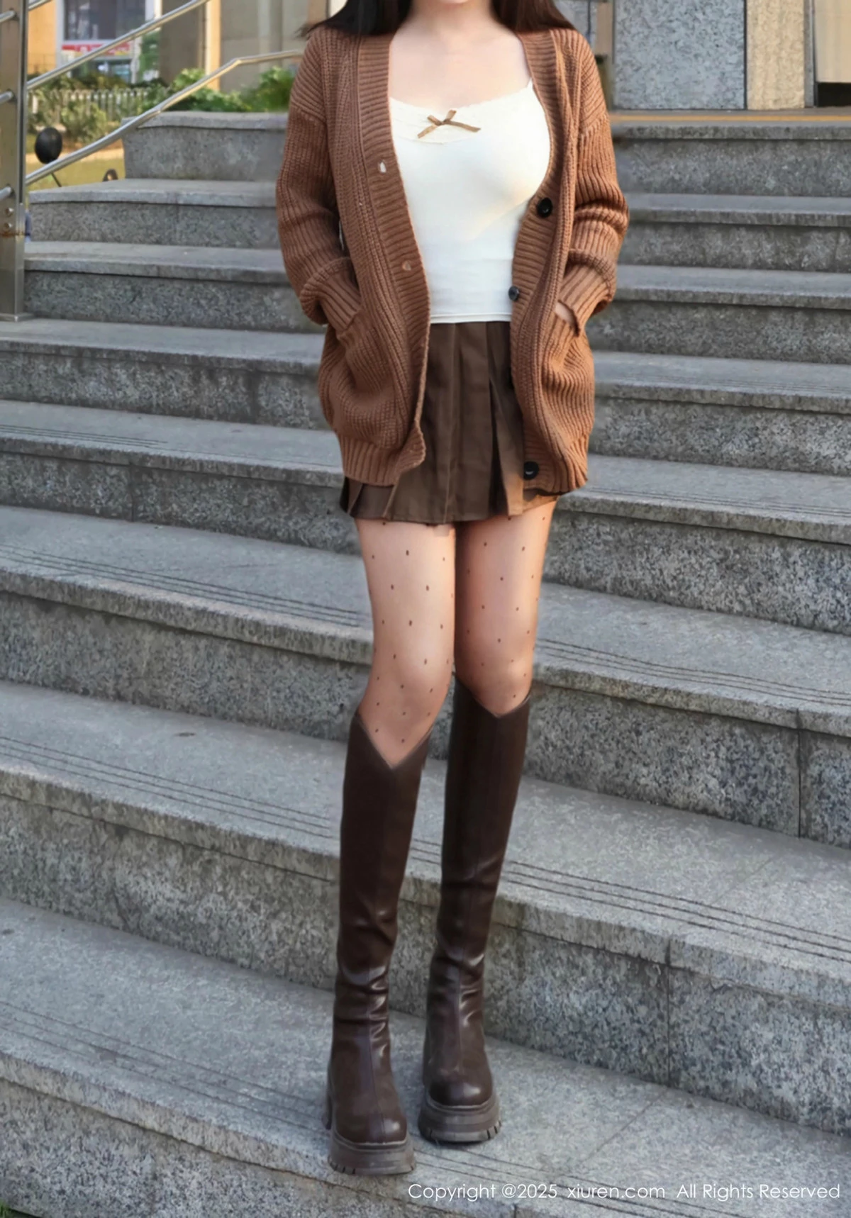 秀人集.com_[XiuRen秀人网]No.9708_模特小薯条nienie深色短裙配白色吊带露超薄黑丝秀美腿诱惑写真72P