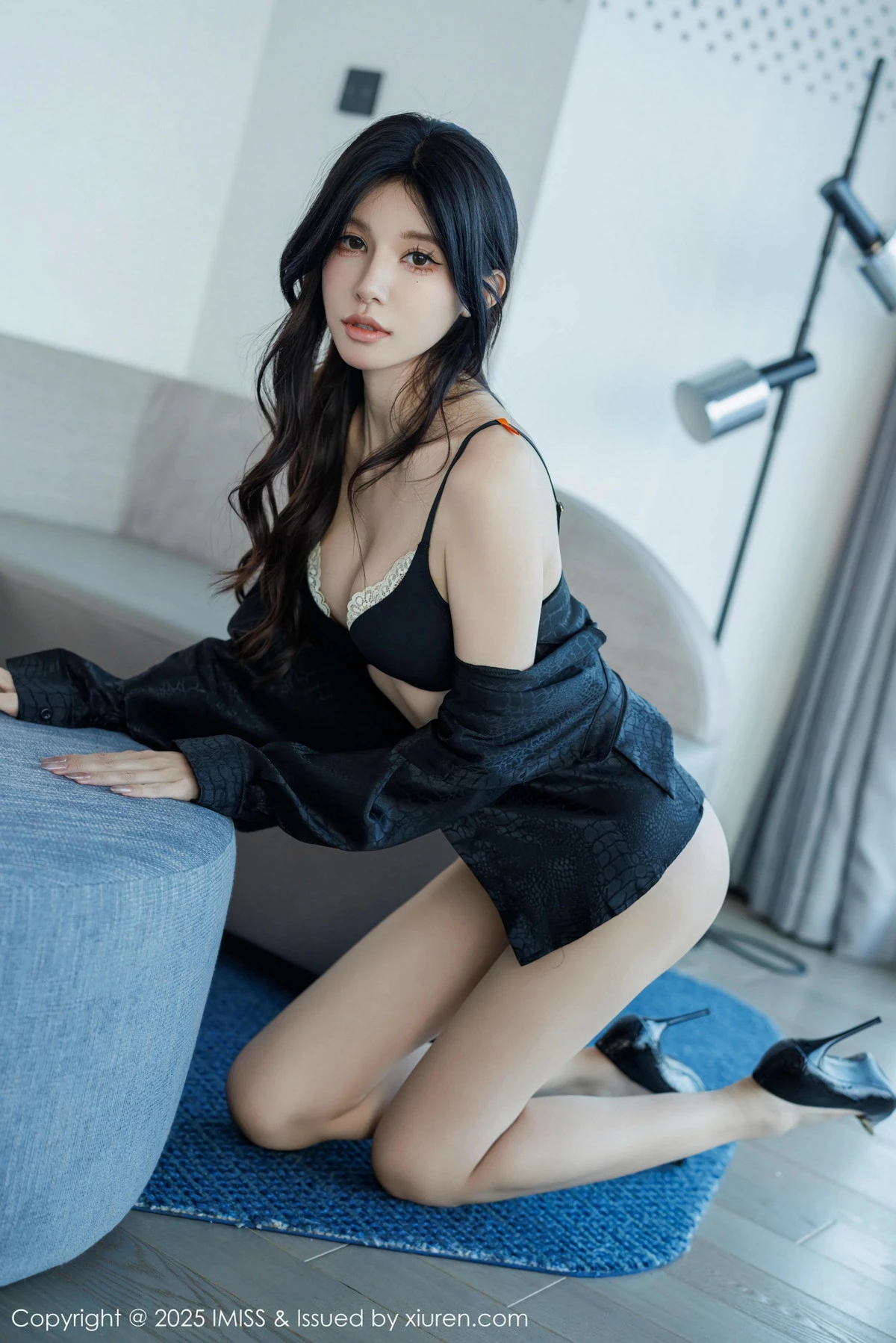 秀人集.com_[IMISS爱蜜社]Vol.781_模特泥鳅鳅性感黑色上衣配黑短裙露黑色内衣秀曼妙身姿诱惑写真75P