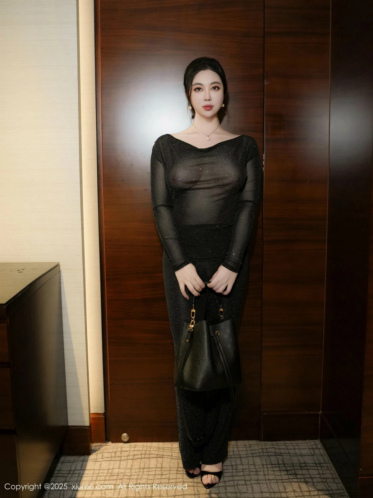 秀人集.com_[XiuRen秀人网]No.9725_模特风景尤美性感黑色轻透服饰套装半脱秀丰腴身材撩人诱惑写真74P