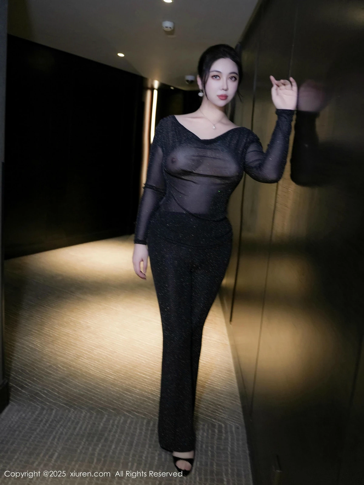 秀人集.com_[XiuRen秀人网]No.9725_模特风景尤美性感黑色轻透服饰套装半脱秀丰腴身材撩人诱惑写真74P