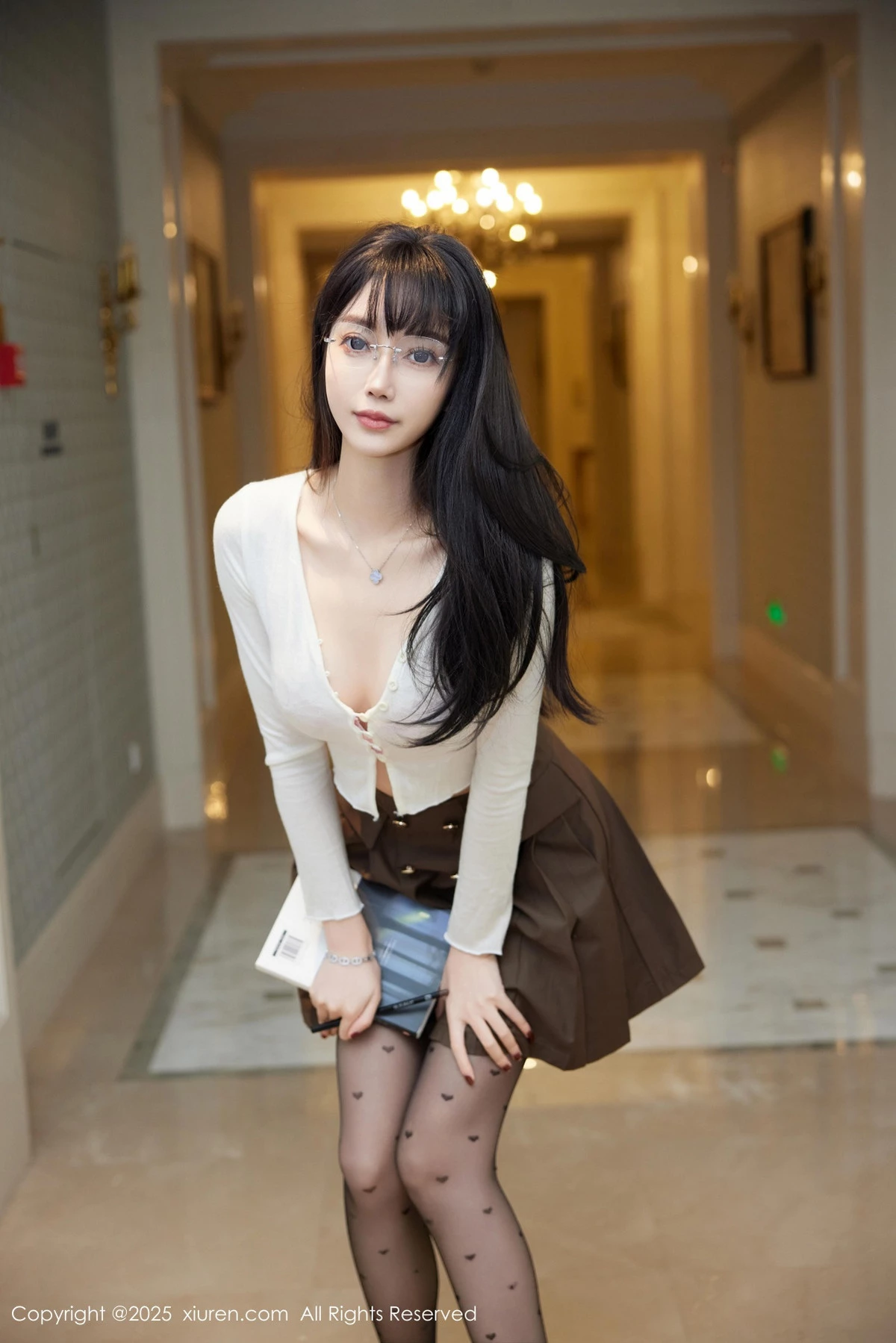 秀人集.com_[XiuRen秀人网]No.9737_模特玥儿玥er私房性感深色短裙配超薄黑丝秀翘臀美腿诱惑写真82P