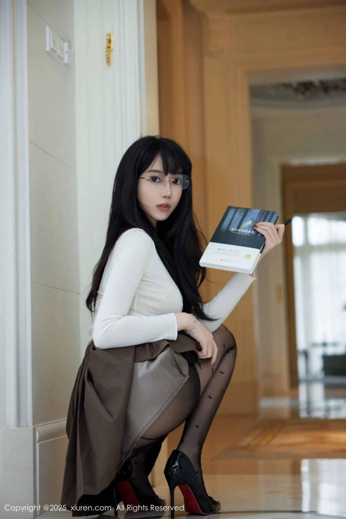 秀人集.com_[XiuRen秀人网]No.9737_模特玥儿玥er私房性感深色短裙配超薄黑丝秀翘臀美腿诱惑写真82P