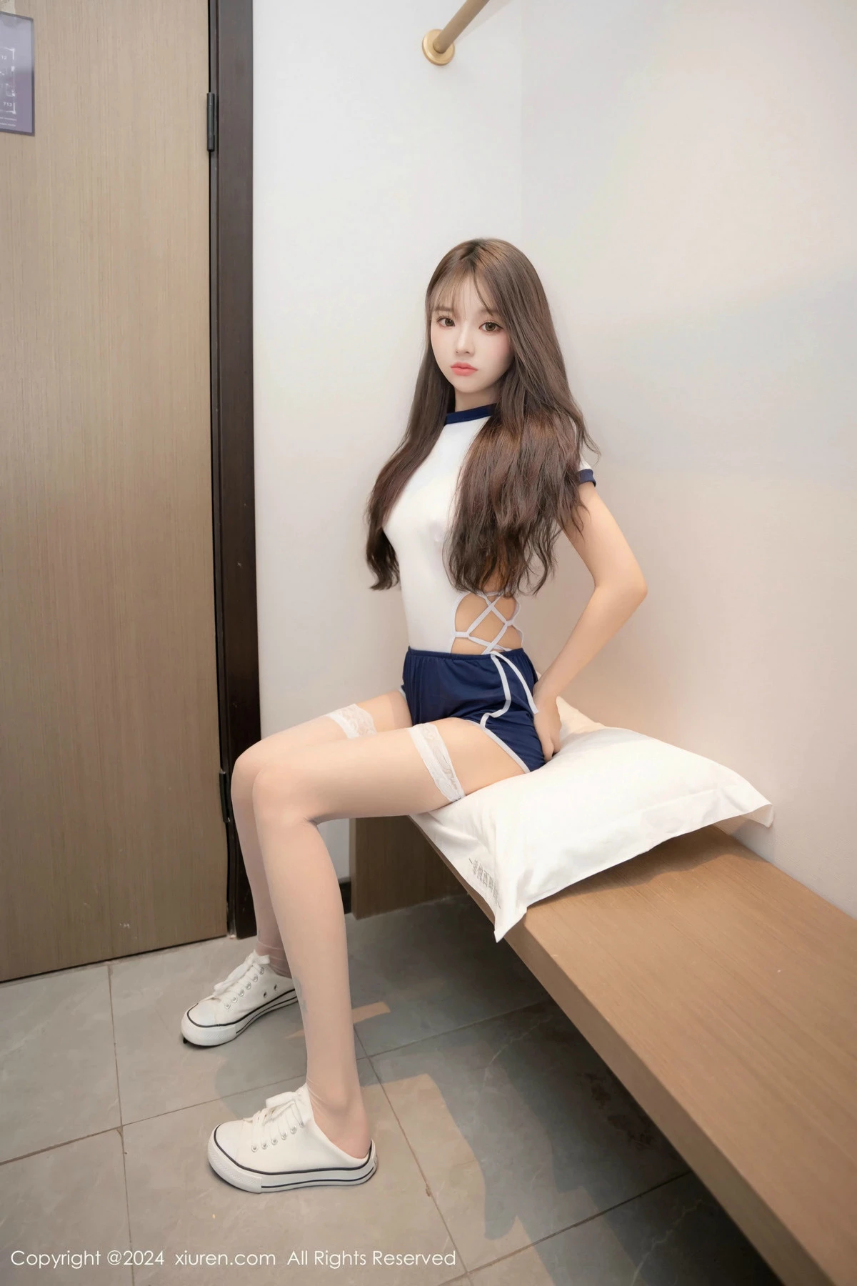 秀人集.com_[XiuRen秀人网]No.9654_新人模特羊大衣性感白色死库水配白丝袜秀完美身材迷人诱惑写真43P