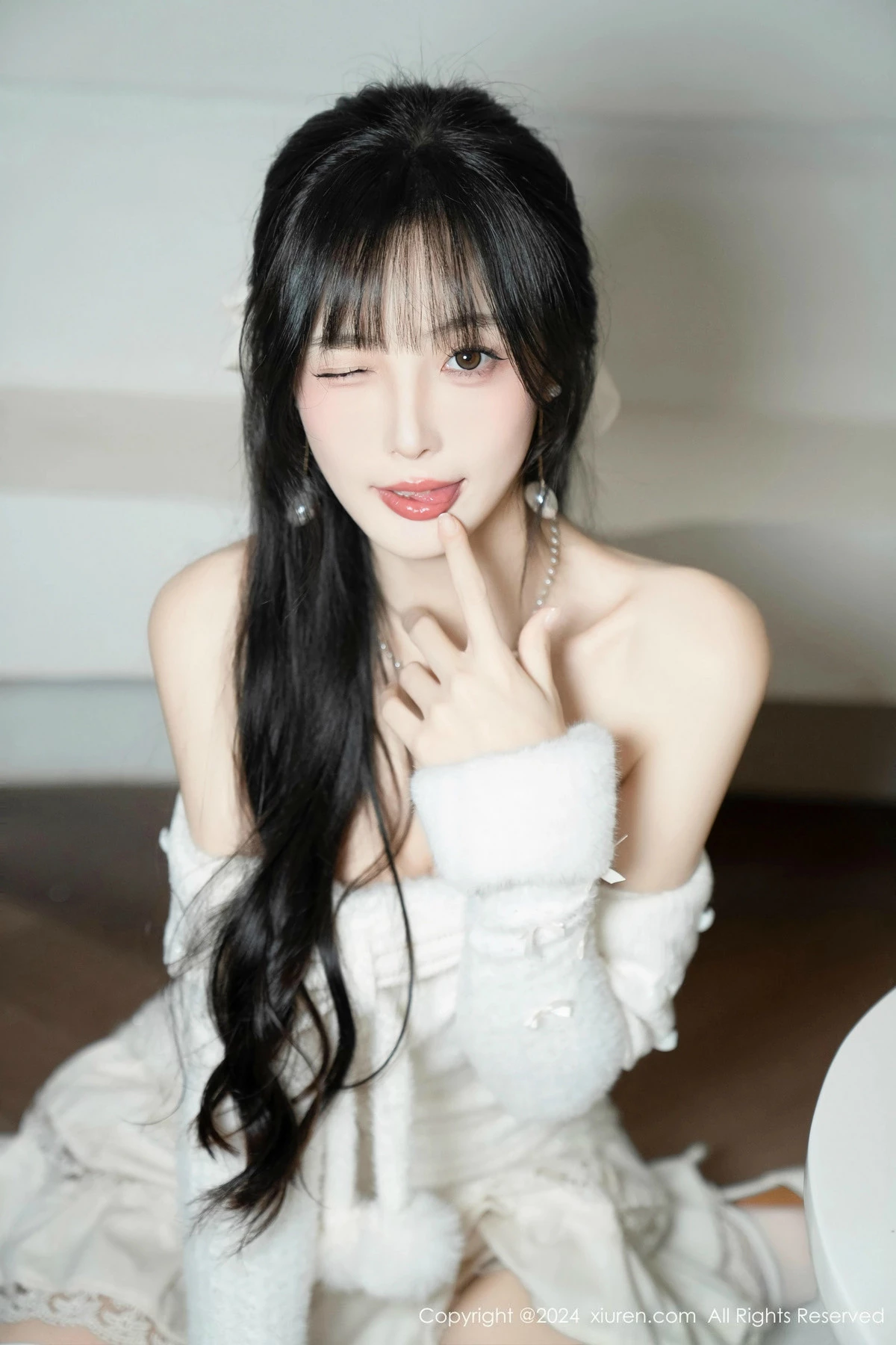 秀人集.com_[XiuRen秀人网]No.9658_模特林星阑白色连衣短裙露红色情趣内衣配白丝袜秀美腿诱惑写真93P