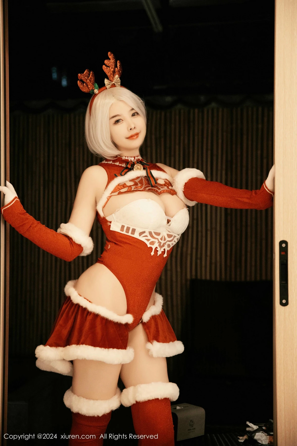 秀人集.com_[XiuRen秀人网]No.9660_模特樱桃小犊子性感红色圣诞装扮半脱秀丰满身材完美诱惑写真55P