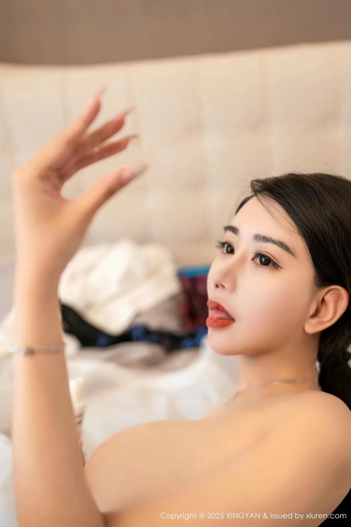 秀人集.com_[XINGYAN星颜社]VOL.302_模特李若汐ci性感OL服饰露黑色内衣配超薄肉丝迷人诱惑写真80P